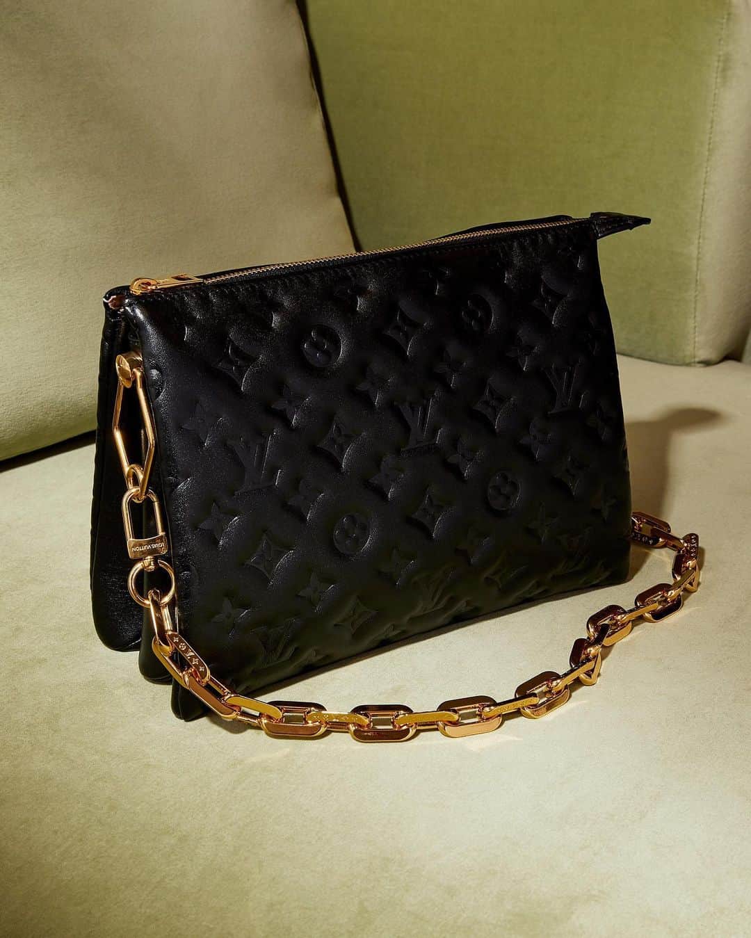 Harrodsさんのインスタグラム写真 - (HarrodsInstagram)「A star of @LouisVuitton’s Spring/Summer 2021 collection, the new Coussin PM handbag is already iconic.  Available now through Personal Shopping.  #Harrods #HarrodsFashion #LouisVuitton  Our stores are closed but you can still discover the #WorldOfHarrods through Personal Shopping and online at harrods.com.」2月26日 21時02分 - harrods
