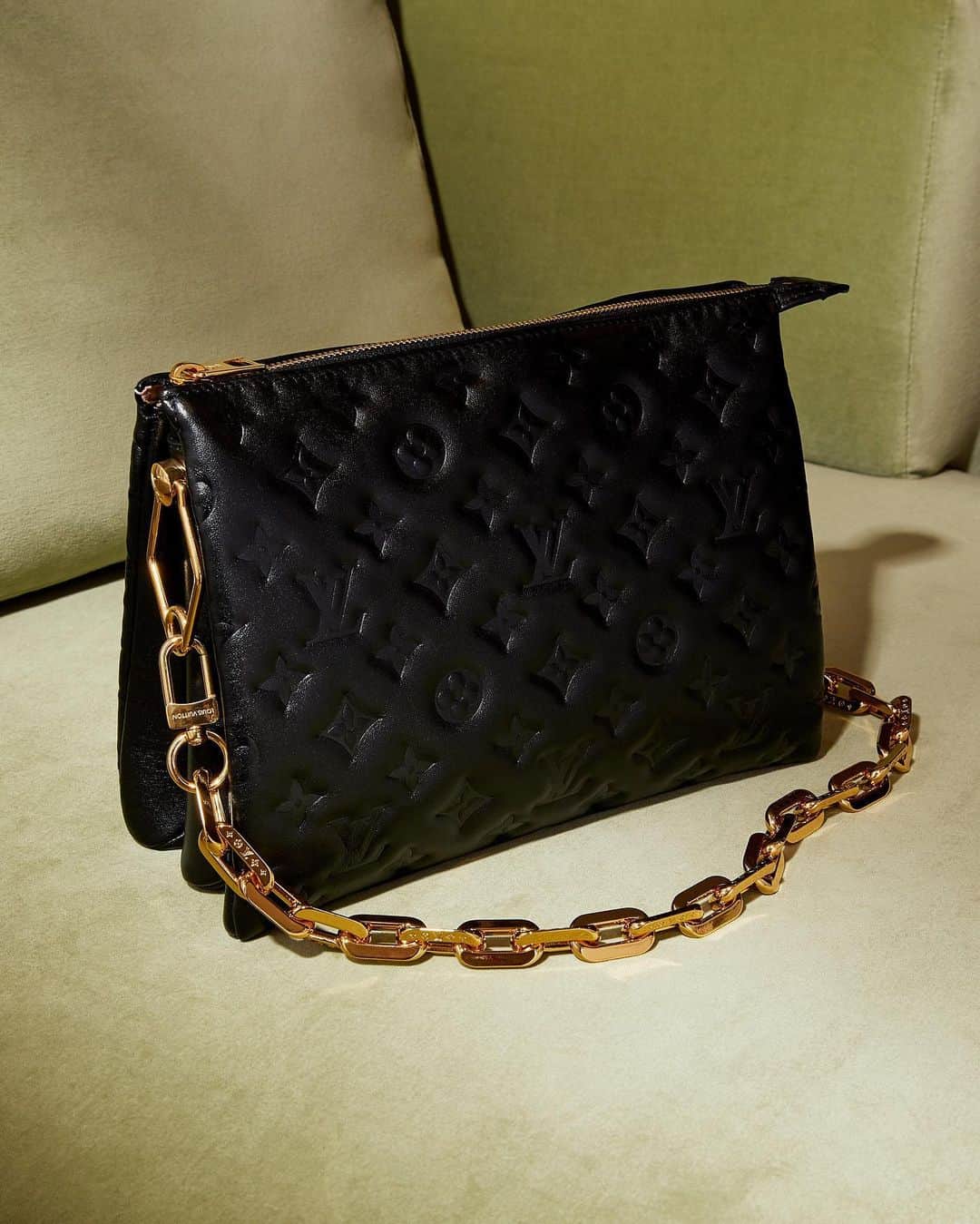 Harrodsのインスタグラム：「A star of @LouisVuitton’s Spring/Summer 2021 collection, the new Coussin PM handbag is already iconic.  Available now through Personal Shopping.  #Harrods #HarrodsFashion #LouisVuitton  Our stores are closed but you can still discover the #WorldOfHarrods through Personal Shopping and online at harrods.com.」