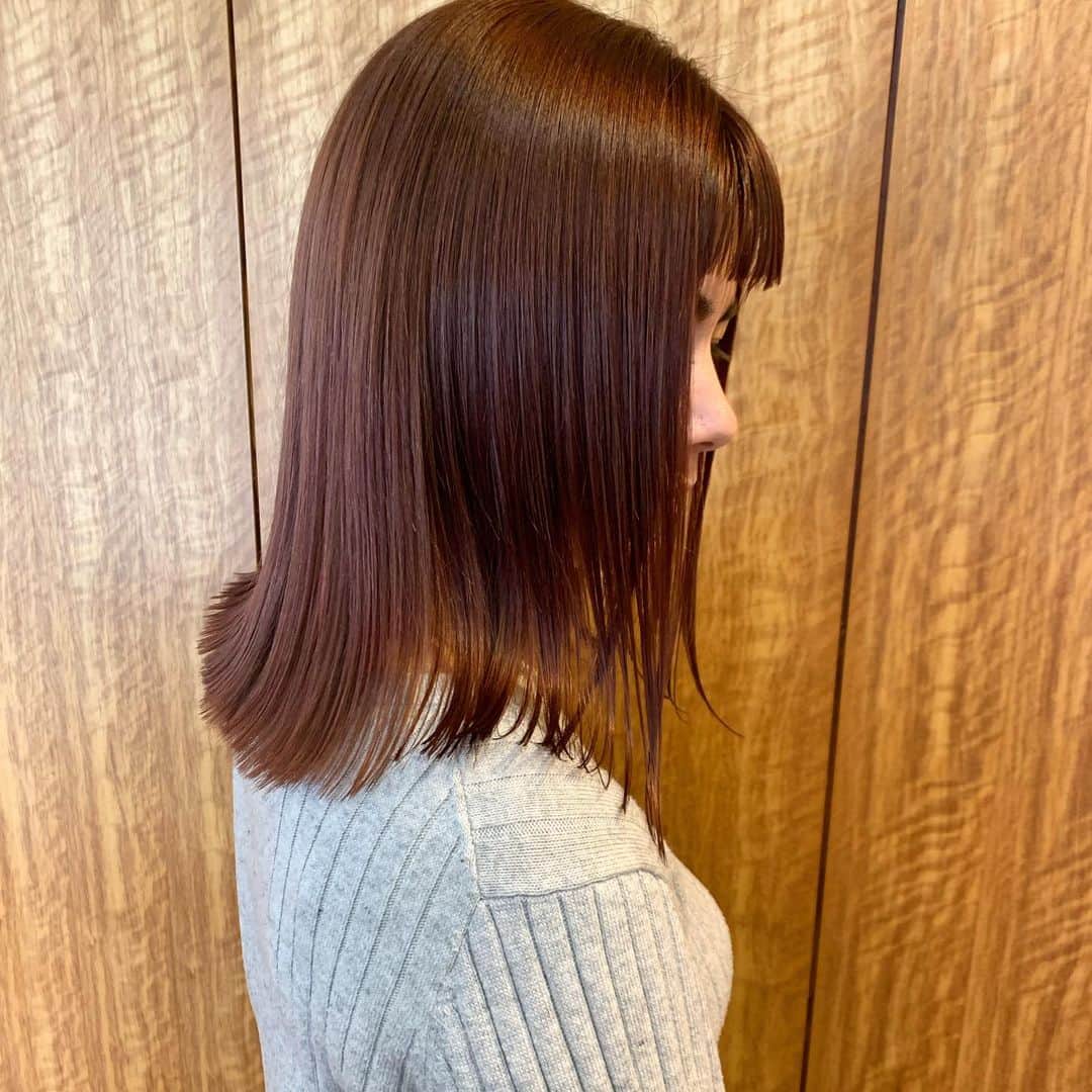 YU-U（工藤由布）のインスタグラム：「はじめての赤hair🍓 ロブまでバッサリ切って✂︎ オン眉×パツッと✂︎かわいいね〜🥰🍓 ・・・ #uアレンジ #透け🍓カラー」