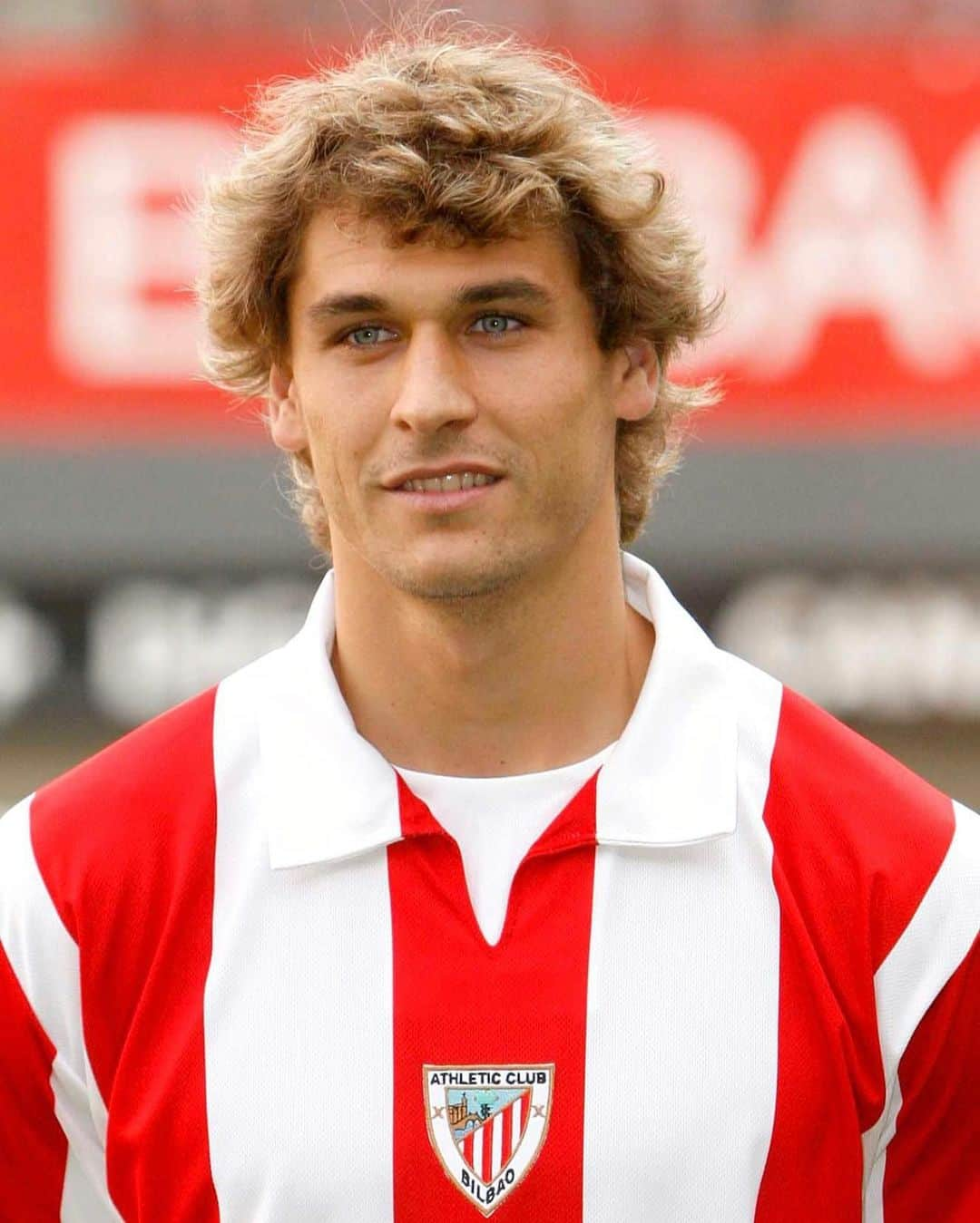 LFPさんのインスタグラム写真 - (LFPInstagram)「❤️🖤🤍 @athleticclub  ❤️🤍 @sevillafc  Happy birthday, @llorente_fer! 🎂🎊  #Llorente #Athletic #SevillaFC #LaLiga #LaLigaSantander #Football #LaLigaHistory #YouHaveToLiveIt #HayQueVivirla #HBD」2月26日 21時03分 - laliga