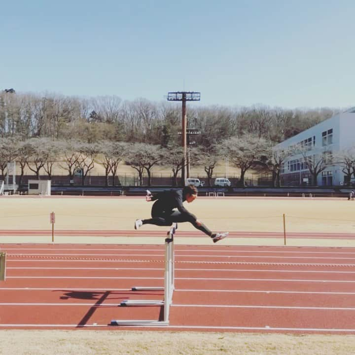 矢澤航のインスタグラム：「*  スロー再生▶️股関節と骨盤の周辺が完全に固まっております。※まぁまぁ音が出ます　  少しずつ回復できております✊ * #DESCENTE #mizuno #SEV #伊藤超短波　#SAVAS #110mh #hurdlestraining  #hurdlenation」