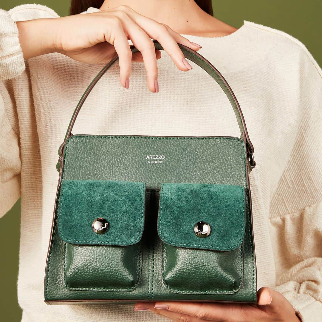 Arezzoのインスタグラム：「Quando se fala de elegância e praticidade, a bolsa tote #ArezzoPaola não pode faltar. 👜 ⠀ Prática e espaçosa, a bolsa #ArezzoPaola verde é versátil, e vai te acompanhar nos seus melhores looks. Os bolsos frontais, além de práticos para guardar coisas pequenas, inserem um toque moderno ao modelo. Gostaram? 💚 ⠀ Ref.A5810004510002/ R$359,90」