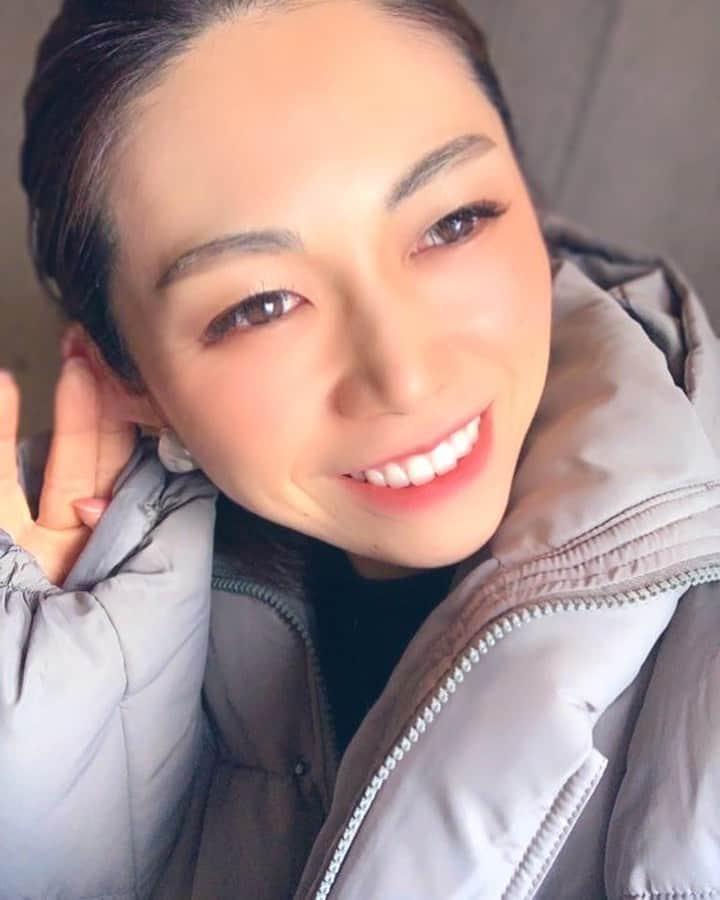 小林アナさんのインスタグラム写真 - (小林アナInstagram)「39歳  独身  そっと聞こえてきたのは  春の足音と  昔の男の口説き文句  #シリーズリア充女」2月26日 21時07分 - genkobiribiri