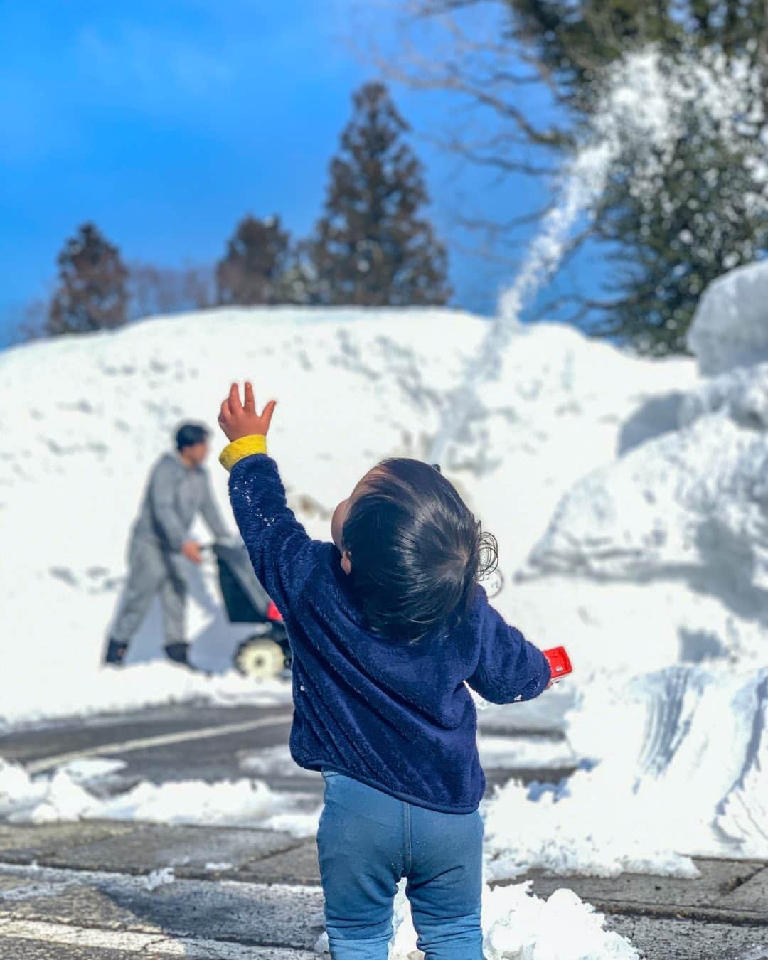 清澤恵美子のインスタグラム：「雪除けする機械に超絶感動の息子くん 。好奇心と共に『おおおおおー』って感動する大声がなんとも言えない可愛さがあって子供らしさに毎日元気もらってます！！！ 頭突きされて私の鼻がもげそうになったり、鼻の穴掴んでつねられたりほんとヤンチャ炸裂だけど今の可愛さは今しかないってみーんなが言うのでこの時間を大切にしたいです。 明日はかたしな高原スキー場にてSOARキャンプ。息子と４０時間くらいバイバイ。ママ寂しい😢 #ただのママスキーヤー　#一歳3ヶ月　#男の子　#自動車大好き」