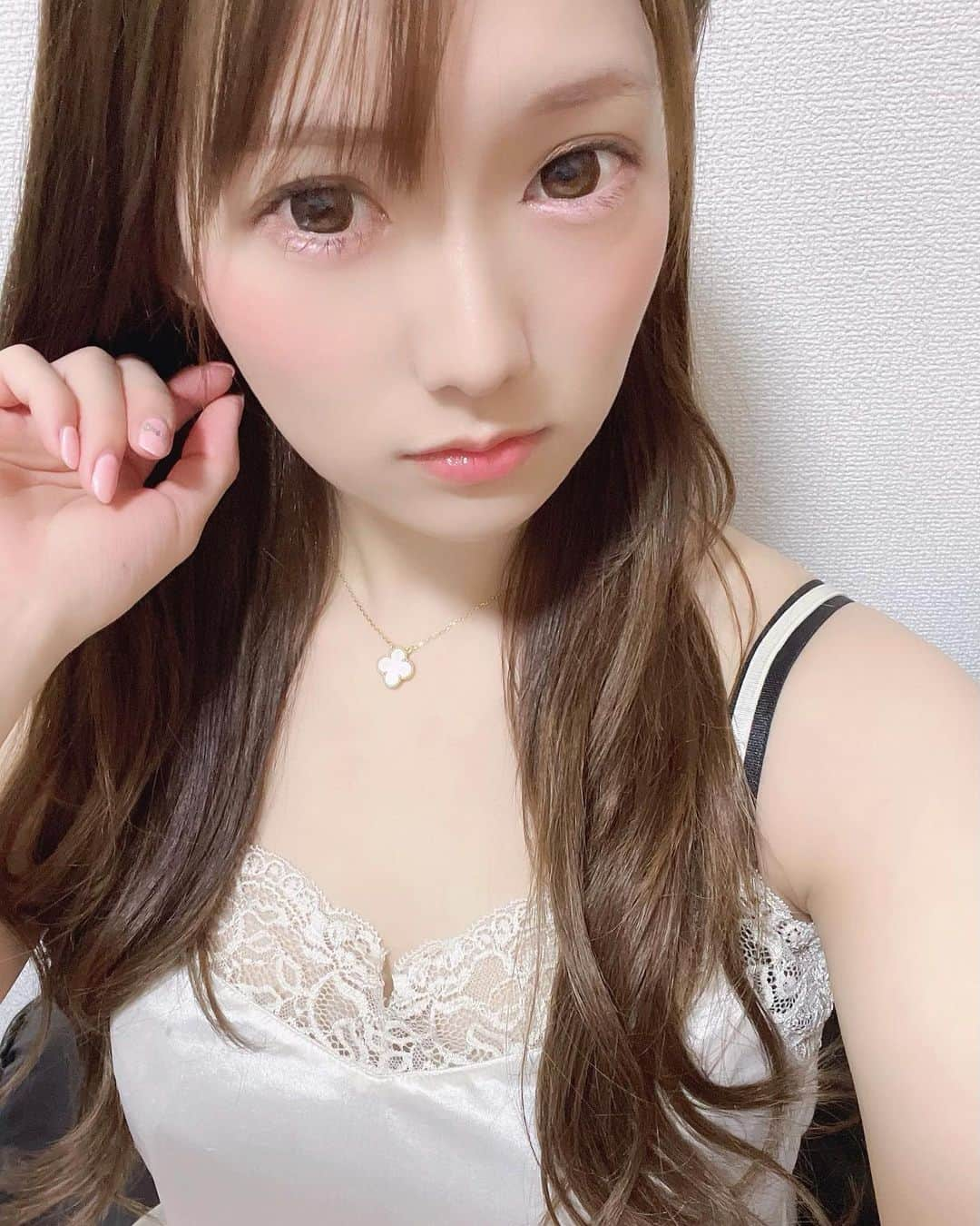 はやのうたのインスタグラム：「引きこもりって楽しい🥺 #はやのうた」