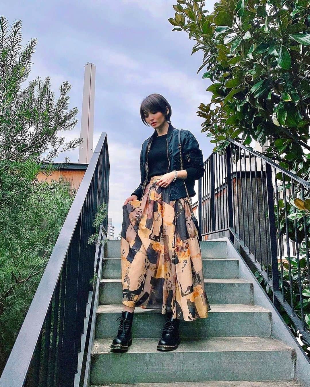 サキのインスタグラム：「. 大ぶりな柄着るときは他は黒◎  Outer @edition_jp Tops @blackbymoussy_official Skirt @amerivintage Shoes @drmartens_japan . . #amerivintage #blackbymoussy #drmartens #drmartensstyle」