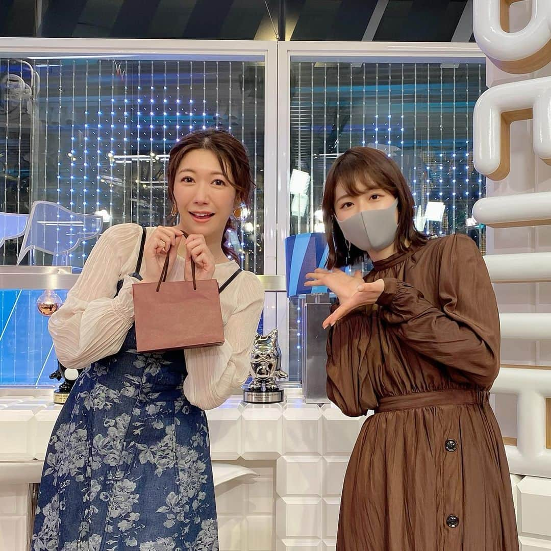 穂川果音さんのインスタグラム写真 - (穂川果音Instagram)「冬休みだった、佐藤アナ @chihiro.sato_ex が今日から帰ってくるよ〜😊 写真はバレンタインのチョコもらったときの🍫♪ 今日もアベプラ観てね〜♡ 　#アベプラ　#金曜アベプラ　#今日は金曜日」2月26日 21時11分 - hokawakanonn