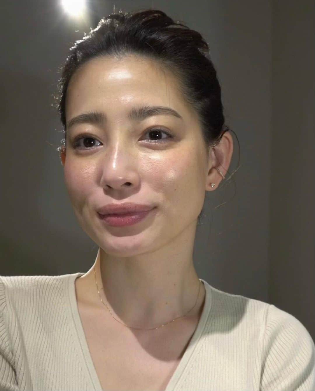 JUNNAのインスタグラム：「今日は最近のお気に入りメイクの撮影でした  マスカラも、アイラインも無しの"肌"がメインのメイク  スキンケアが80%以上かな？！  お肌は手をかけた分応えてくれる 最近実感しています  クレイバスも一年くらい続けているかな🤔  艶肌はスキンケアとバスタイムに作る  最後にちょこっとだけコスメの力を借りて✨  先日のスタッフのヘアメイク勉強会でもスタッフにしっかり伝授しましたので、お店へお越しいただいた際には是非そんなお話しも皆さんとスタッフたちがさせていただけると嬉しいです☺️」