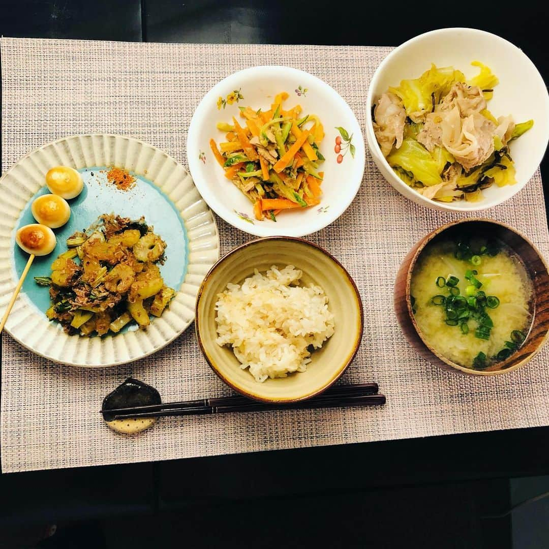 田野辺実鈴のインスタグラム：「今日の晩ご飯💁‍♀️ 野菜７種使いました😬  ★セロリのおかか炒め ★焼き鳥になりたかった うずらの卵 ★豚肉キャベツ長ネギの塩昆布炒め ★ニンジンとキュウリのツナサラダ  全てのメニューにゴマを入れそうになり、ハッとしました😳  #おうちごはん #セロリレシピ #塩昆布レシピ #野菜料理 #おうちじかん」