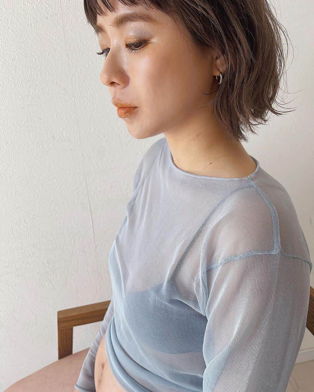 sakincho1028のインスタグラム：「ブルーとイエローとオレンジを混ぜたアイメイク。 リップはイエローのグロスでつやっと。 #メイク#撮影#ヘアメイク」
