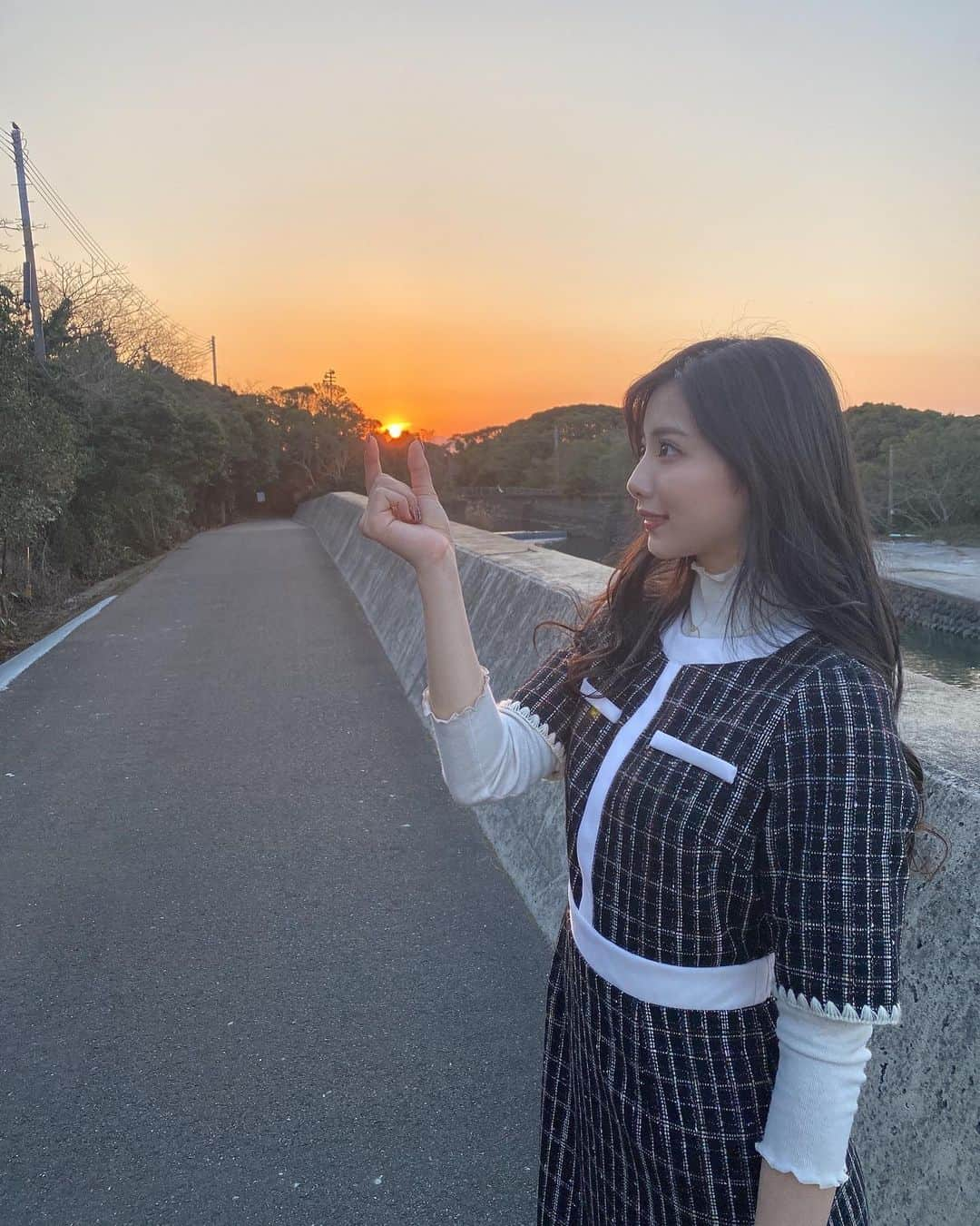 山下みちるさんのインスタグラム写真 - (山下みちるInstagram)「・ 夕日をつかまえた日🤫🧡 ・ #福岡 #福岡絶景 #海 #夕日 #ワンピース #ツイード #팔로미 #데일리룩 #바다 #00년생 #instagood #sea #sunset #natural #miia」2月26日 21時15分 - hello_chiruchiru