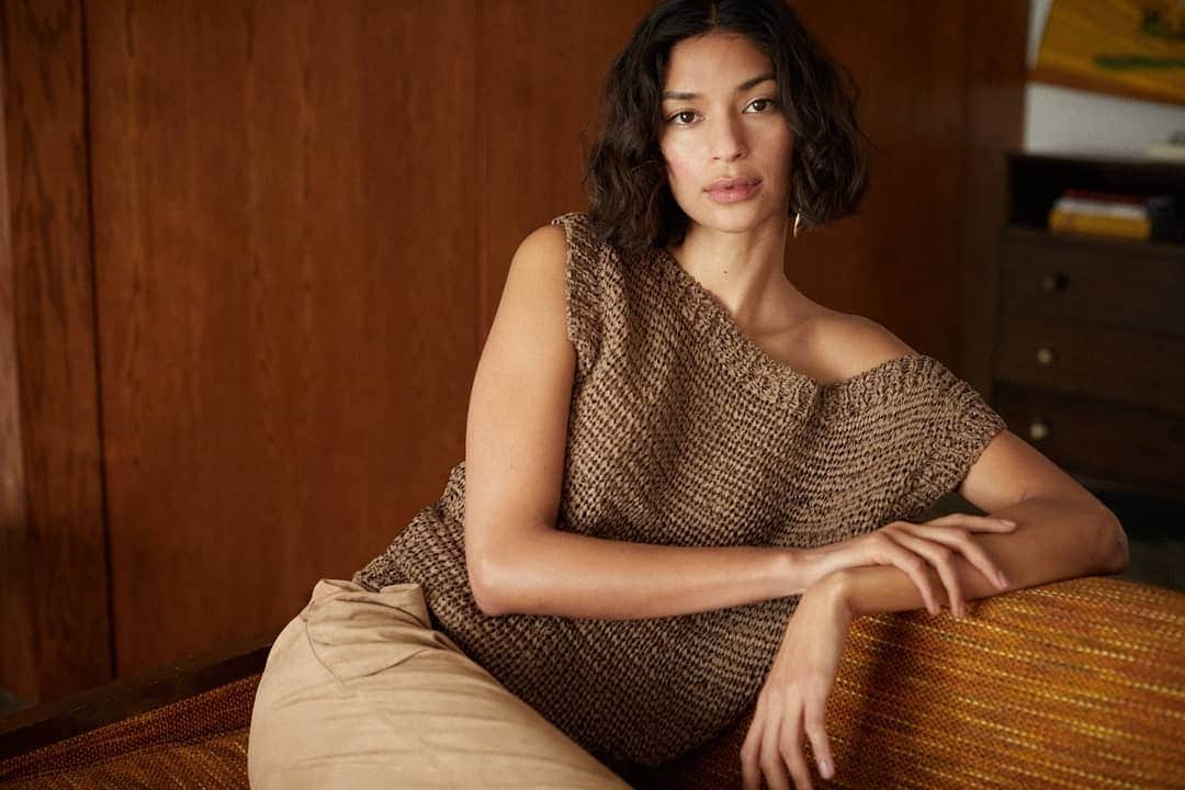 のインスタグラム：「Our Cei Top is knit from a textural, vegan suede, ribbon yarn that gives it dimension and an airy quality. On or off the shoulder, this is a special piece that looks chic with everything. ​. ​. ​#CeiSuededRibbonTop」