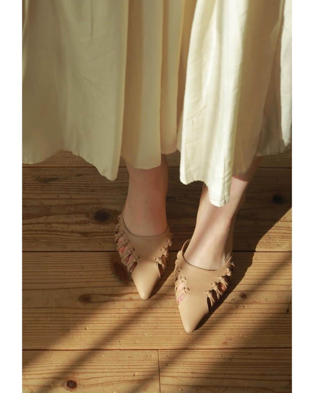 のインスタグラム：「#restock ✔︎Braid pointed ミュール (BEG,BLK) . . 3月一部アイテムPRE OREDR受付中！ 3月アイテムは3/1(Mon)11:59まで送料無料。 画像をTAPして詳細をCHECK✈︎ . #ACYM #ootd #outfit #coordinate #instagood #instalike #2021SS #fashion #japan #tokyo #onemilewer #ミュール」