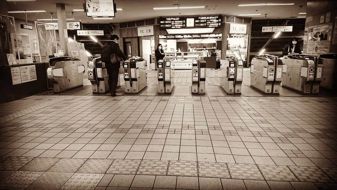 和田益典さんのインスタグラム写真 - (和田益典Instagram)「◆ 藤井寺駅 改札前 . . テキトーにスマホで撮ったやつを、 彩度−100　ビネット+100 にしただけの写真。 (ホンマは他も少しイジってるけど) . . #藤井寺駅 #改札口 #改札 #近鉄藤井寺駅 #近鉄電車 #電車 #鉄道 #駅 #スマホ撮影 #地元 #故郷 #藤井寺 #近鉄バファローズ #バファローズ #ビネット #彩度 #station #railway #gate #osaka #japan . . できれば無人で撮りたかったが、帰宅ラッシュやったので仕方ない。 . あと、もっとローアングルで撮りたかったね。 . . . 今日は港区から電車でりんくう行って、りんくうから車で茨木まで往復して、りんくうから藤井寺まで電車で、そっから車に乗り換えてって、、 なかなかじゃない？ (疲れた) . 実家まで辿り着いたはいいが、もはや片付けする体力も気力も残ってないッス。 .」2月26日 21時18分 - masunori_wada