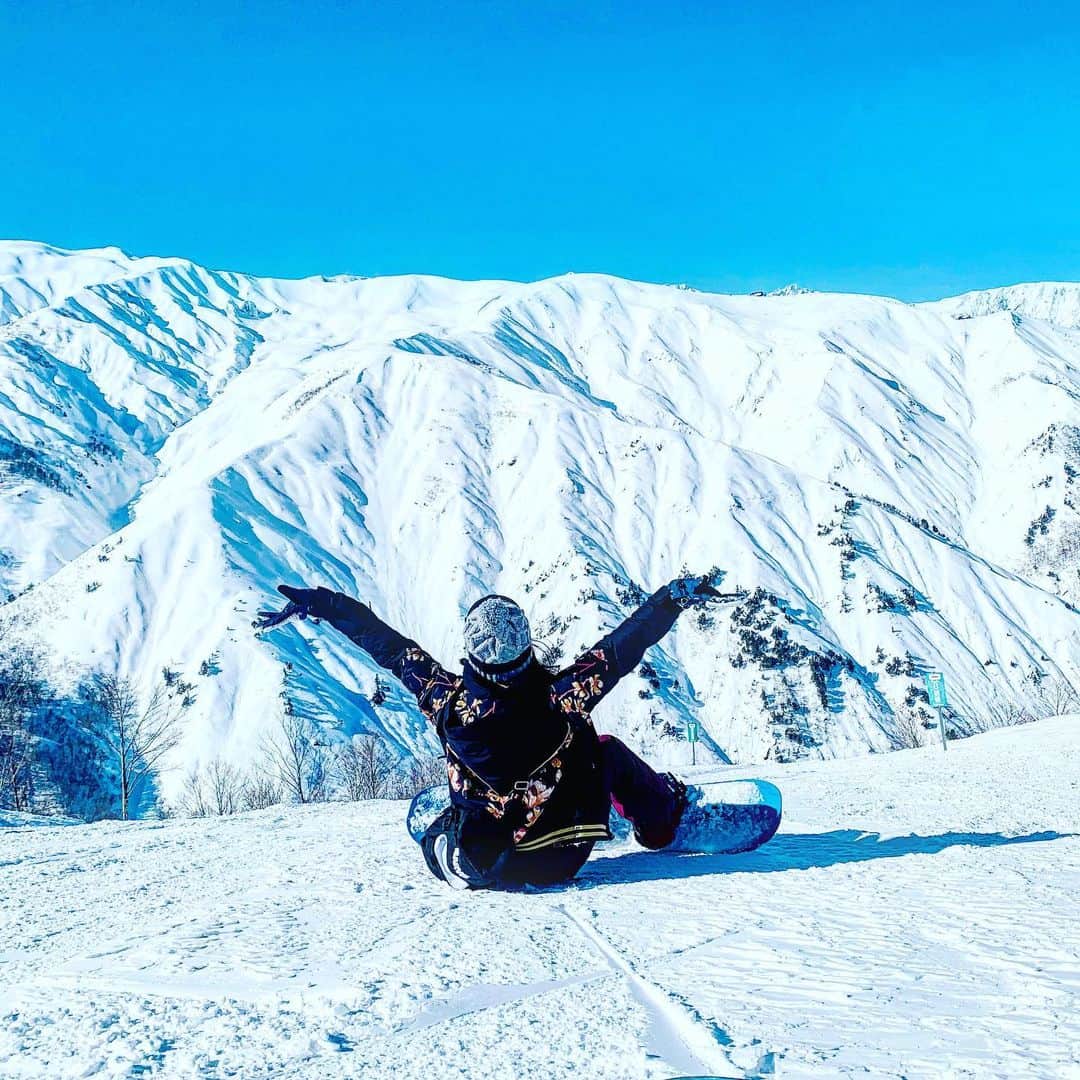 北川富紀子さんのインスタグラム写真 - (北川富紀子Instagram)「Never do snowboarding enough. . . . 毎シーズンどれだけ滑っても 滑り足りない症候群になる件。🤕 . . 全然関係ないけど またブログ書こうかな〜 . . 考え中🤔💭 . . #インスタ文字数問題 #どうでしょう？ . #snowboarding  #snowboardinggirl  #hakuba47 #hakuba #hakubagoryu #hakubavalley #skiresort  #japan #nagano #naganojapan  #スノーボード #白馬五竜 #白馬47 #白馬」2月26日 21時18分 - tokiko_kitagawa_