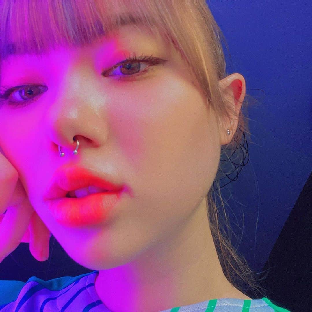 ヤンニーン・ワイゲルのインスタグラム：「อยากเจาะสนตะพายมานานละแต่ไม่กล้าเจาะสักที...คิดๆไป ชีวิตคนเรามันก็สั้นเน้อะ เลยคิดว่าลองดูไม่ชอบก็เอาออกแค่นั้น! ก็ไม่ค่อยชอบเท่าไหร่หรอก แต่ถ่ายรูปเยอะมากกก555555🙈  I’ve been wanting to get a septum piercing for the longest time...and since I realized that life is so short, I thought I might as well do it while I’m still young & can pull it off lol.  “worst case is it looks bad and I’ll just take it off”. No regrets tho🤠」