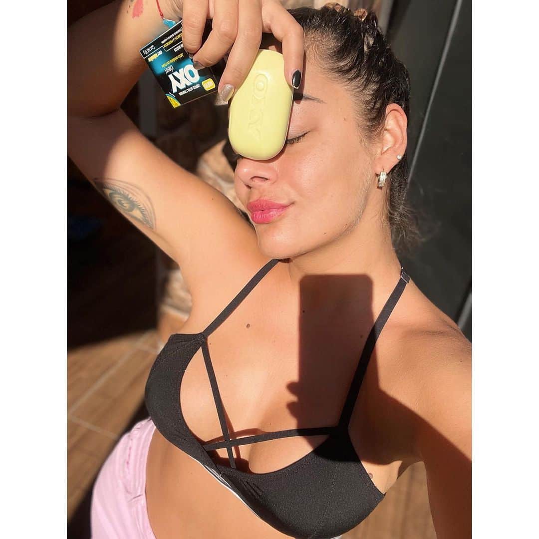 のインスタグラム：「✨Buen dia ✨  Hoy #limpiezafacial profunda 🧐  Me salieron 3 amigas y con #oxyclean  #exfoliamos en las 3 zonas más importantes del rostro, luego por toda la carita...! 🥰 También quería contarles el nuevo bb #oxyclean Del jabón exfoliaste con azufre 🔥 ( auxilia en la prevención y tratamientos de Barros y espinillas )  Oxy mínalos ✨✨  Una limpieza activa y más profunda.!  #facial #facialtreatment #azufre #cleanbeauty #beauty #limpiezadecutis  @cassanellosaic」