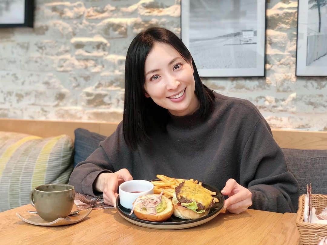 真飛聖さんのインスタグラム写真 - (真飛聖Instagram)「お仕事の合間に‥‥  水上マネージャーとランチ。  お洒落ハンバーガー 美味しくいただきました🍔 最近なかなか オフショットが なかったので、撮ってみました📷  週末、寒くなるところが 多いようなので、 みなさん、あたたかくして 過ごしてくださいね〜♡」2月26日 21時21分 - sei_matobu