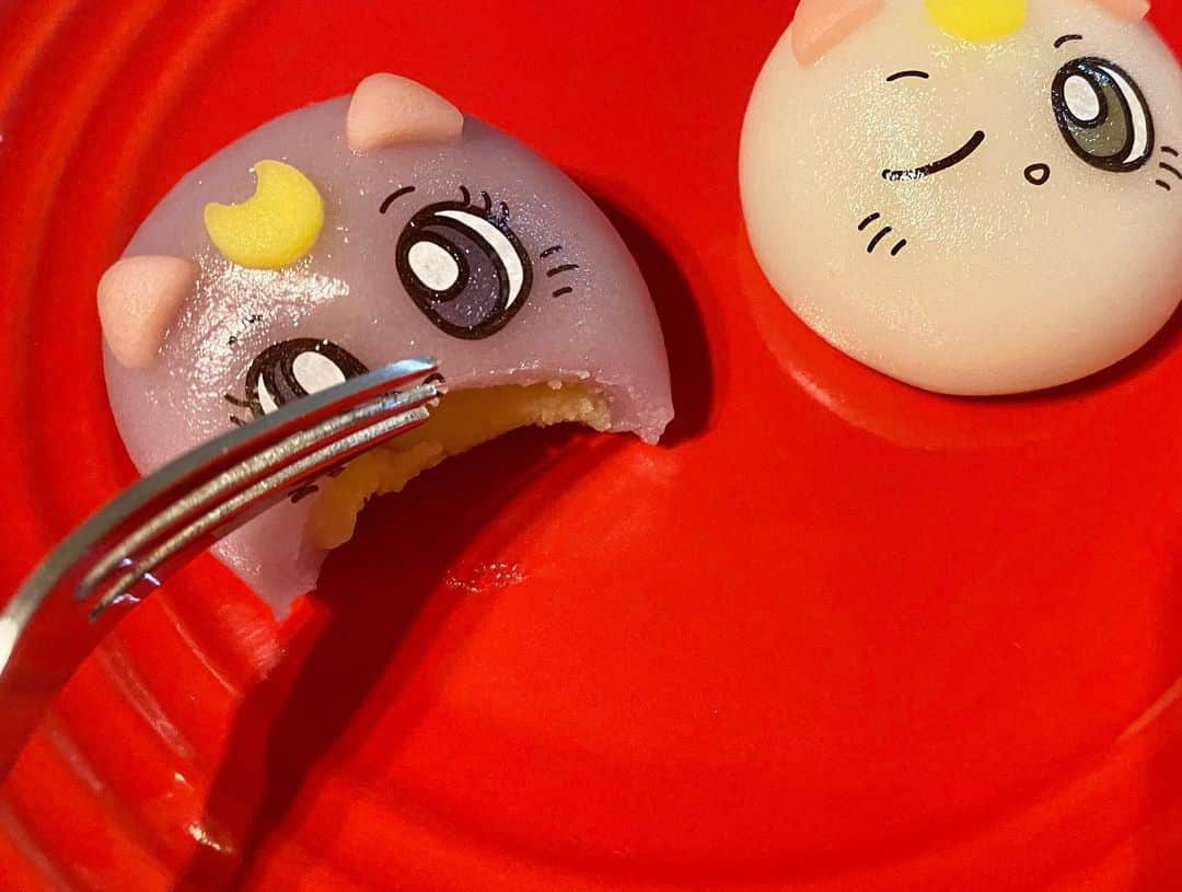 トリイクニコさんのインスタグラム写真 - (トリイクニコInstagram)「セーラームーン🌙  #和菓子用のお皿なかった🙄 #ローソンで半額だったよw」2月26日 21時22分 - toriicamera