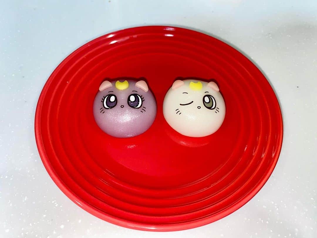 トリイクニコのインスタグラム：「セーラームーン🌙  #和菓子用のお皿なかった🙄 #ローソンで半額だったよw」