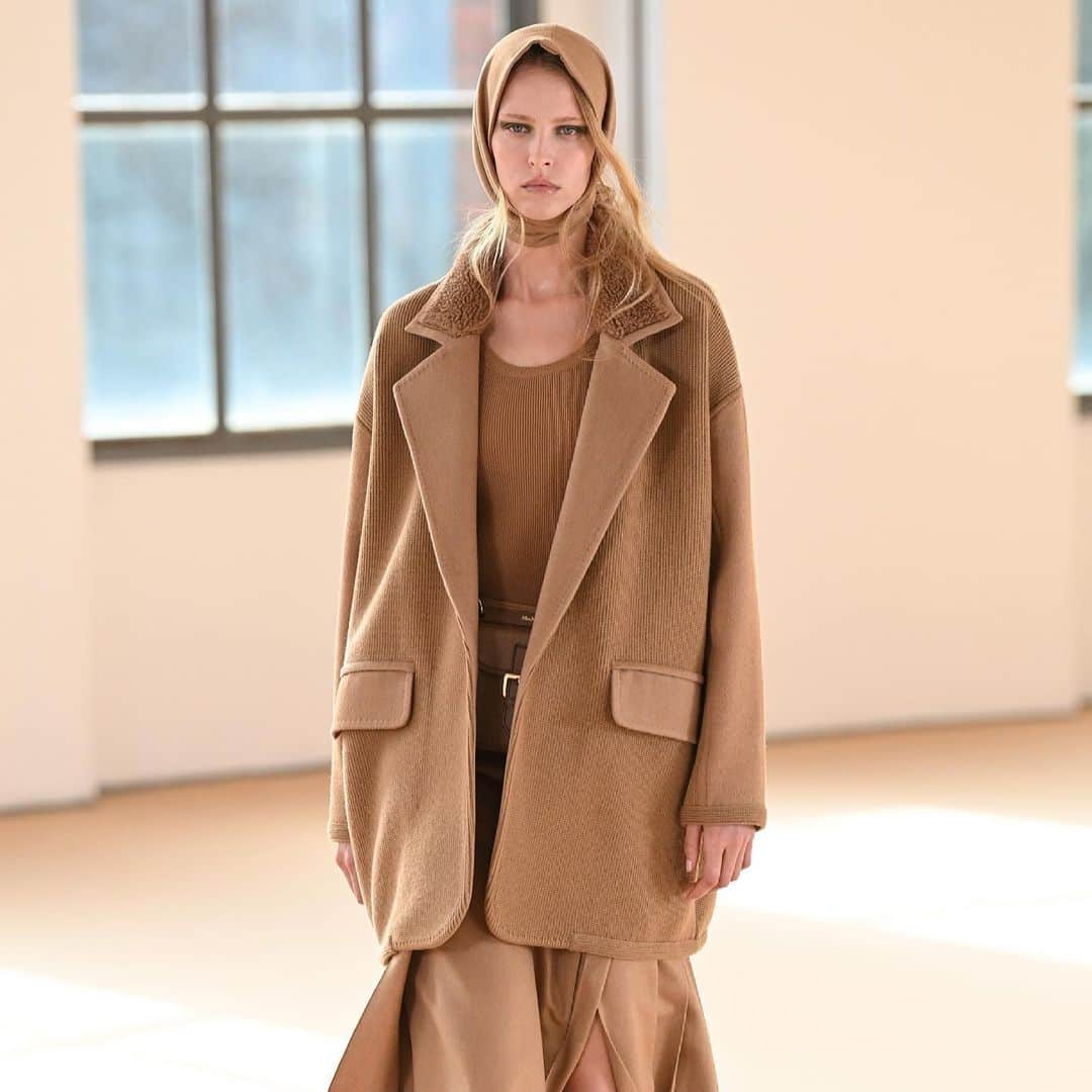 アビー・チャンピオンのインスタグラム：「Thank you @maxmara 🤍 @carineroitfeld @pg_dmcasting @ian_griffiths1 @giorgioguidotti15 @giuliamassullo」
