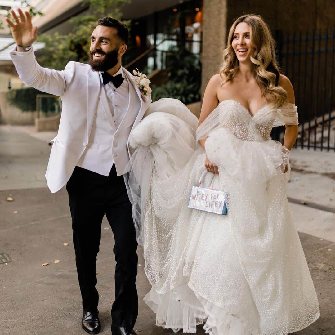 SOPHIA WEBSTERさんのインスタグラム写真 - (SOPHIA WEBSTERInstagram)「To have and to hold… Clutch onto forever with #SophiaWebsterBridal. 🤍✨💍⁣ ⁣ Beautiful bride 👰 @alannaliyah by 📸@capturedframes. 💖⁣ ⁣ #SophiaWebster #WifeyForLifey」2月26日 21時23分 - sophiawebster