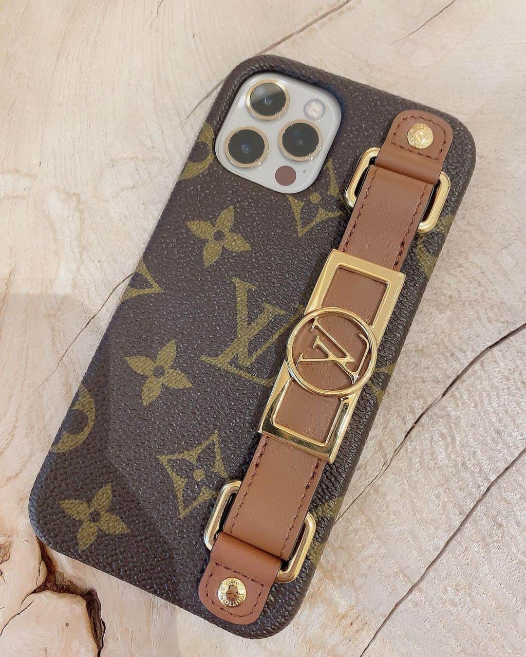 アレクサンダーのインスタグラム：「のんちゃんはiPhoneケース 日本に２個しか入ってないらしい #louisvuitton  #携帯ケース」