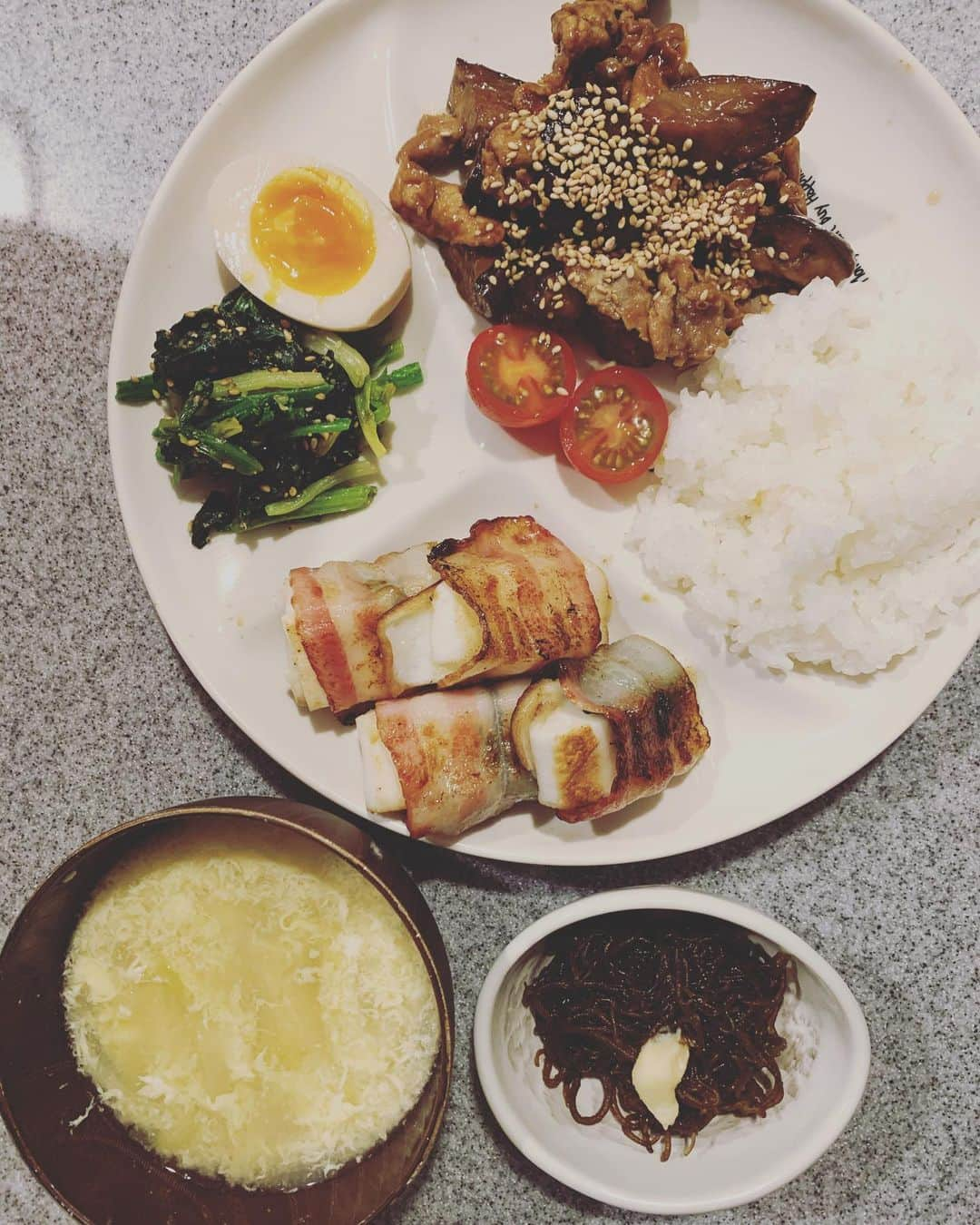 ハピネス笑舞さんのインスタグラム写真 - (ハピネス笑舞Instagram)「なんの映えもないシンプルなご飯。 これを年がら年中、毎日お母さんは作って、家族のために働いてる。  母さんて毎日本当大変。  家事に子育てに仕事に。 でもそれが生きがいになったら最強だよね。  わたしは娘に『努力を惜しまないで、困ってる人には手を差し伸べ、いきいきと輝く姿』を生きる教科書になってみせていきたい。 娘も一人の立派な人間。「ママみたいになれ」とは絶対にいわないけど、「こんな生き方も楽しいよ？」って見せてあげられたらそれでいい。一つでも選択肢をひろげてやりたい。親ができるのはそのくらい。あとは無償の愛情。  そして旦那さんには『いつまでも良い女だ』と思われていたいなぁ〜。 てか思ってください。強制。  笑笑  今ある幸せに感謝！！！ そして、自分を産んで育ててくれた母親に感謝しよう🙂ありがとうママ。  かぁさんまだまだ頑張るぞ💪💪💪  #ママと繋がりたい #ママ#赤ちゃんのいる生活#baby #親バカ部#子育て#マタニティーブルー #出産#キャバ嬢 #すすきの#ダイエット#産後ダイエット #筋トレ#ダイエッターさ繋がりたい #ダイエット 仲間募集中 #減量 #大会出場#食べて痩せる #ピラティス#札幌」2月26日 21時24分 - egkn_115