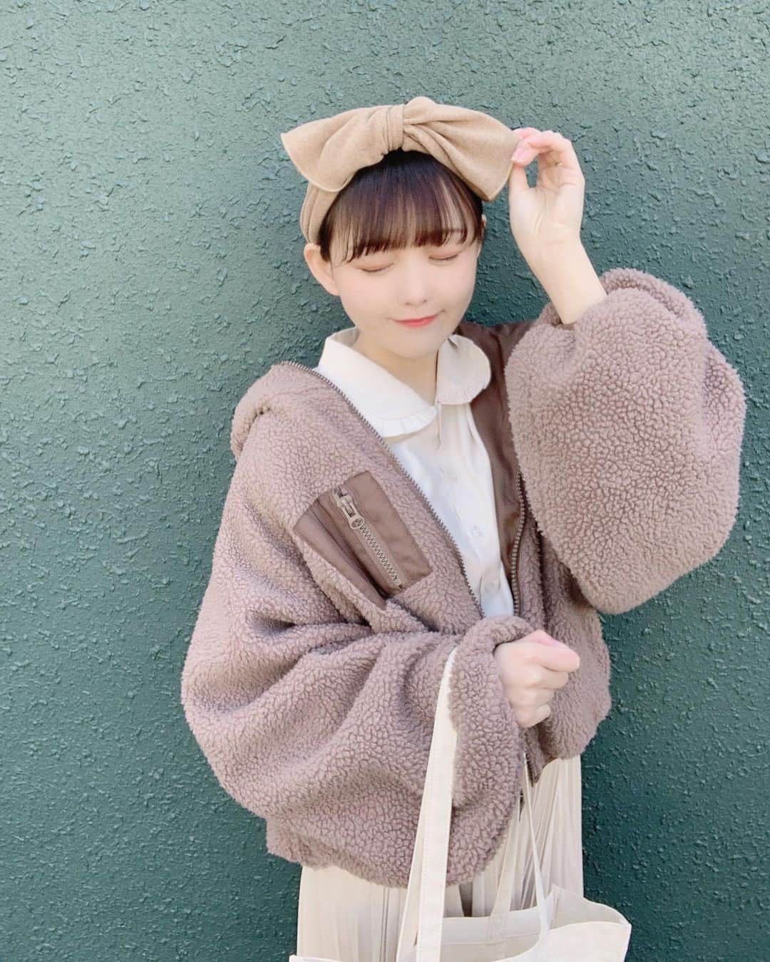 みさねのインスタグラム：「最近あったかくなってきて嬉しい🌸 ㅤ ヘアバンド カオリノモリ ブラウス @cham.official_  スカート GU ボアパーカー @apres_jour  スニーカー @converse  トートバッグ WEGO ㅤ #guコーデ #ブラウスコーデ #春コーデ #ボブ #ボブアレンジ #ヘアアレンジ」