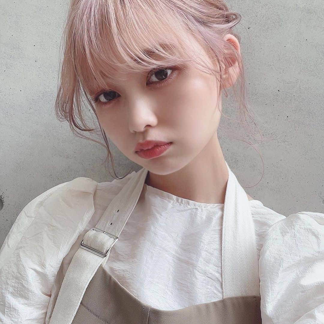 のインスタグラム：「. ひっさびさにまなえさんとセミナー行った🍑 ぴんくメイクとアレンジ👱🏻‍♀️♡ まなえさんのアレンジは安定かわいいよね♡ #熊本馬肉うますぎた」