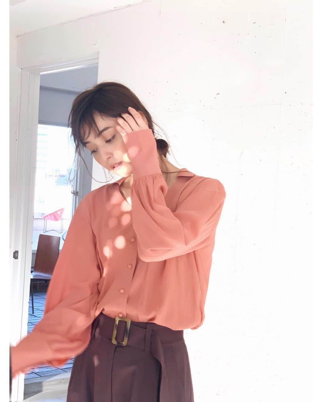 のインスタグラム：「しっとりした生地のシャツ。 #iNtimite」