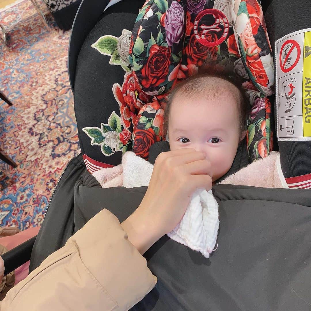アレクサンダーのインスタグラム：「自分でよだれを🤤拭く美人ちゃん❤️ 手が長い🙋‍♂️🧏🏻‍♀️」