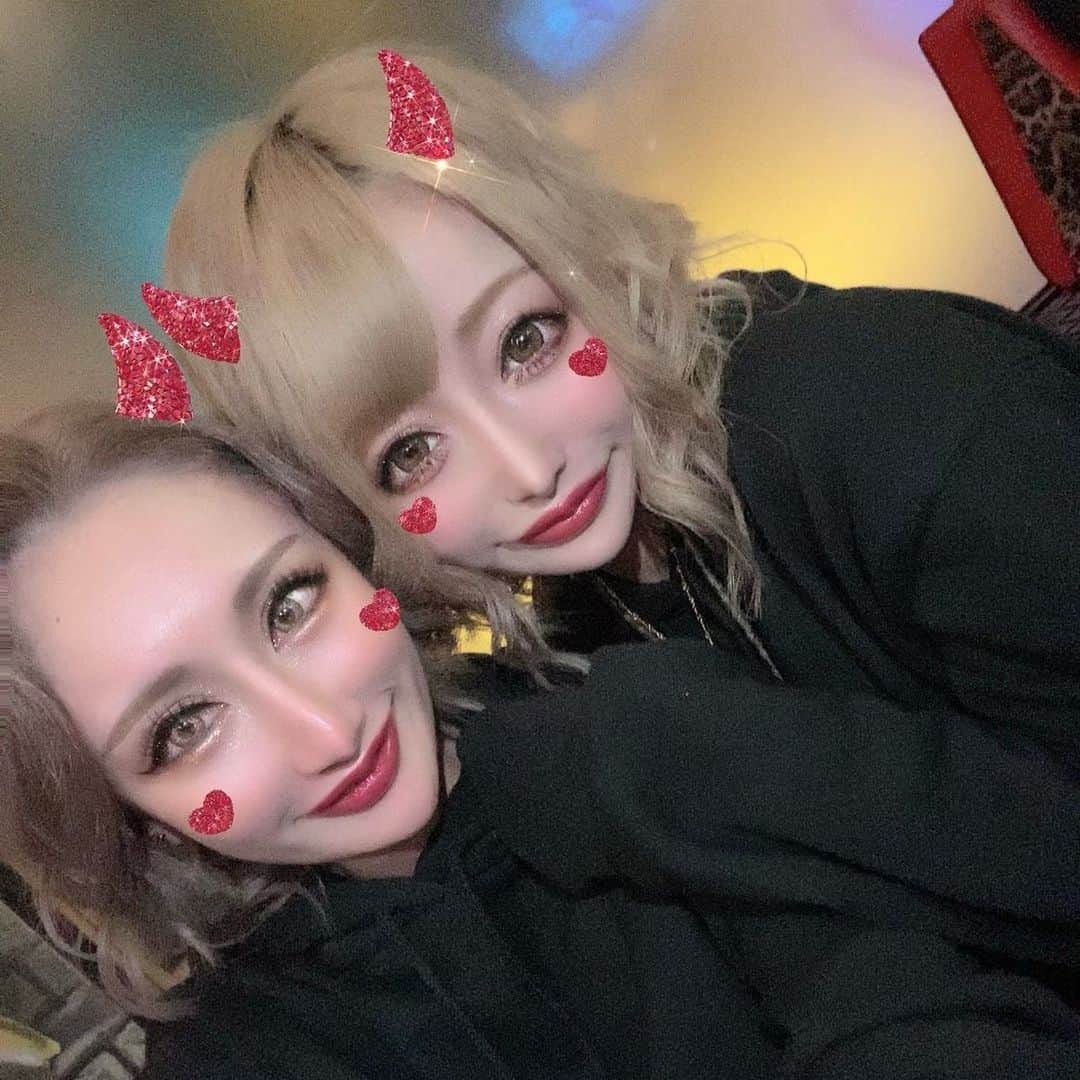 せリかまちょ（奥脇晴梨夏）さんのインスタグラム写真 - (せリかまちょ（奥脇晴梨夏）Instagram)「せりかのメンタルの為に石川から召喚された相方のありす🦋♥️🦋 . 約1ヶ月ぶりだったんだけど、 会った瞬間嬉しすぎて叫んだし おはようからおやすみまでずっとLINEしてる✌️笑 らぶすぎる🥲♥️ . 癒しだよぉだいすきだよぉ 今日も出勤だよぉ待ってるよぉ✌️ ・ ・ #歌舞伎町 #キャバクラ #キャバ嬢 #リュアーグ #本日 #出勤」2月26日 21時28分 - serikama_cho