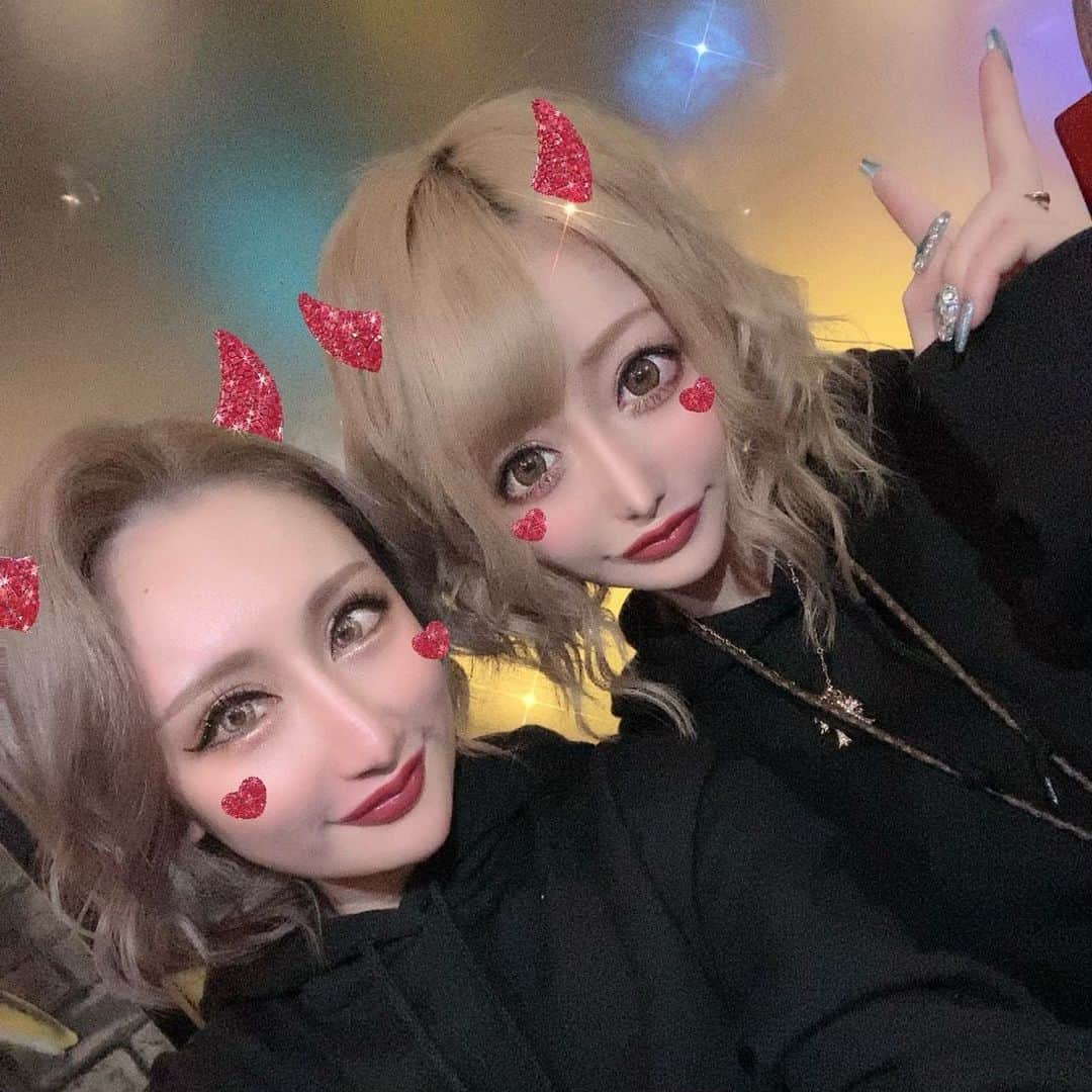 せリかまちょ（奥脇晴梨夏）さんのインスタグラム写真 - (せリかまちょ（奥脇晴梨夏）Instagram)「せりかのメンタルの為に石川から召喚された相方のありす🦋♥️🦋 . 約1ヶ月ぶりだったんだけど、 会った瞬間嬉しすぎて叫んだし おはようからおやすみまでずっとLINEしてる✌️笑 らぶすぎる🥲♥️ . 癒しだよぉだいすきだよぉ 今日も出勤だよぉ待ってるよぉ✌️ ・ ・ #歌舞伎町 #キャバクラ #キャバ嬢 #リュアーグ #本日 #出勤」2月26日 21時28分 - serikama_cho