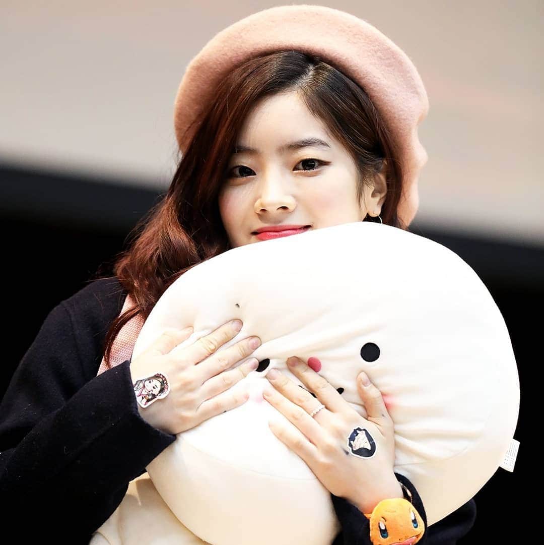 のインスタグラム：「Dahyun wearing berets 🤍」