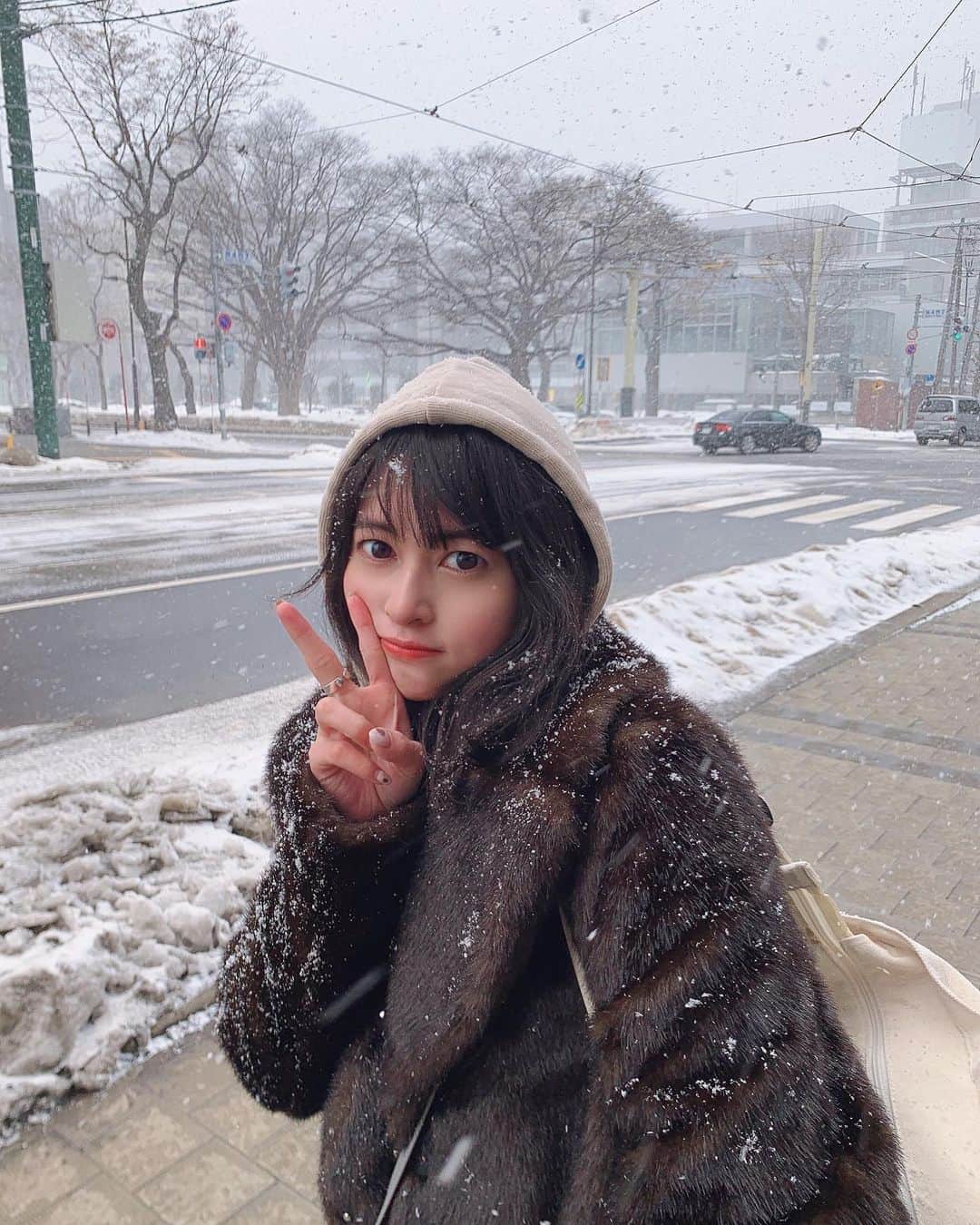えなちぃのインスタグラム：「北海道行った時の📸 雪がサラサラすぎて、傘いらなかった！」