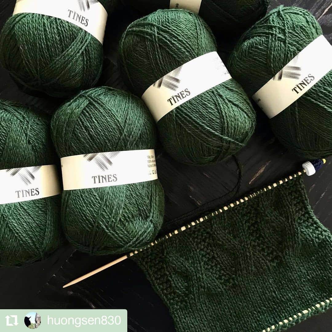 ティネスのインスタグラム：「Knitter from Japan enjoying knitting with 100% wool yarn in forest green 💚🌲🌳 You can order this and other yarns online! We ship worldwide.  Natural wool yarn, plied texture, fingering weight.  100g (350m) for 2.60€ WWW.TINES.LV WORLDWIDE SHIPPING   Repost @huongsen830 • • • • • • Tokyo, Japan  ラトビアからの毛糸🇱🇻 このコロナ禍でも10日あまりでヨーロッパから届く優秀さ！ 350番のグリーン、カーキがかったいい色 2本どりでゲージ18.5目25段 陰影がきれいの出る色なので、模様編みのセーターにしようかな」
