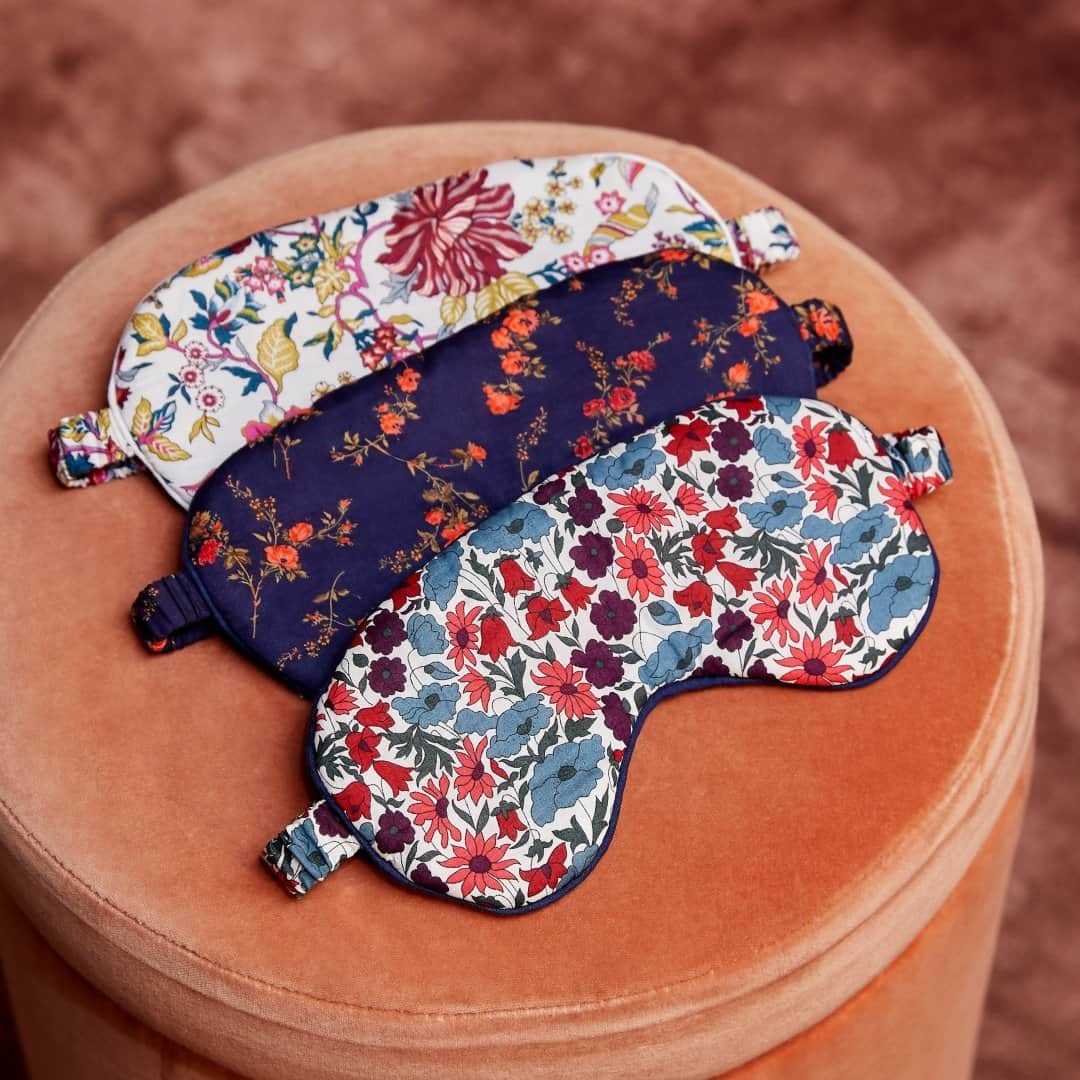 のインスタグラム：「Petal Power: Near of far, make it special with considered gifts that speak volumes. Our printed silky-soft Tana Lawn™ cotton eye masks are essential for a blissful slumber. Discover Mother's Day gifts in our Stories and online via our bio. #TheArtOfPrint #LibertyFabrics」