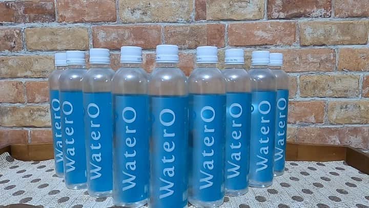 まゆみのインスタグラム：「。 。 知っていますか？ waterO ウォテロ　@watero_official  飲む酸素✨ 。 1秒でも長く大切な我が子の側に… （ホームページより） 。 肺の機能は高齢になるほど低下し 酸素不足になる傾向があるそうです。 酸素不足になるとエネルギーを十分に作り出すことが出来ないし 免疫力も低下するそうです。 。 。 少し前に あーちゃんがステロイドの副作用により膀胱炎になったので このウォテロを沢山飲ませました。 そのせいなのか すぐに症状が治っちゃったけど…そーなの？😃✨✨✨✨ そしてあーぺー2人とも毛艶も良くなってるような気がする🧐 。 。 ウォテロはこだわりの酸素水👏🏻 。 ヒューマングレードの最高品質で 腎臓にも優しいミネラルフリー✨ 。 先代達にも飲ませてあげたかったなぁ って凄く凄く思いましたよ！！ とくにハイシニア期オススメです👍🏻 。 。 。 #water0  #ウォテロ #酸素補給水 #全てのペットが健康に暮らせる社会 #軟水 #ミネラルフリー #ヒューマングレード #腎臓に優しい #凄い水だ！ #pr」