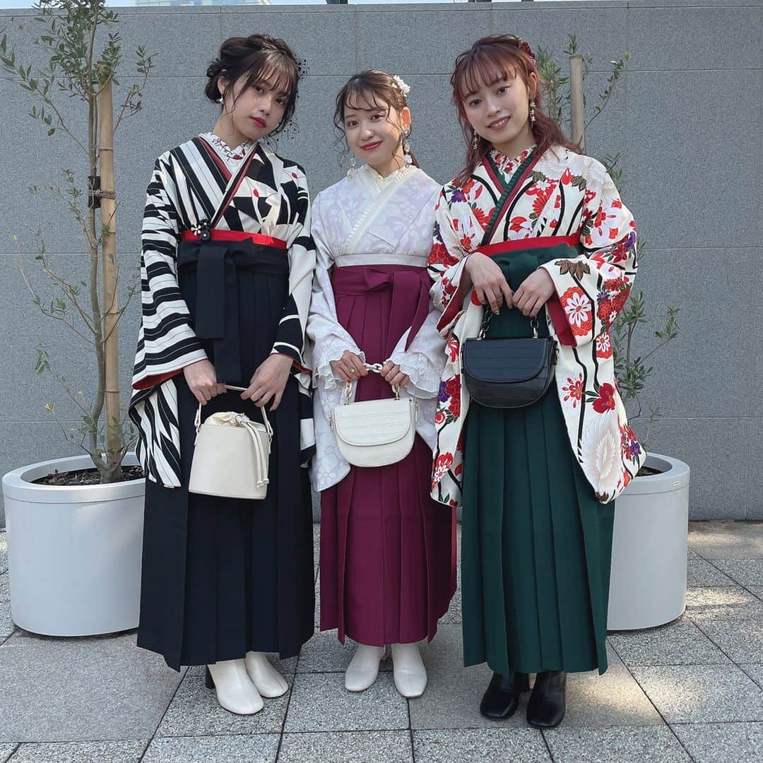 MERY ITEMのインスタグラム：「［ Happy Graduation ］⁣ .⁣ もうすぐ卒業式の季節。⁣ 一生に一度の晴れ舞台だからこそ、華やかな袴姿で思い出に残したい♡⁣ そんなあなたにお届けです〜！⁣ .⁣ 今回は、卒業式で主人公になれる袴コーデを⁣ スタイル別にご紹介します🩰🤍⁣ .⁣ あなたはシンプルな王道派？個性派レトロモダン？⁣ それともかわいさをぎゅっと詰め込んだキュート派？⁣ ぜひ参考にしてみてください🍨⁣ .⁣ また、イヤーアクセサリー、バッグ、ブーツは⁣ MERY shopで発売中のアイテムです♡⁣ .」