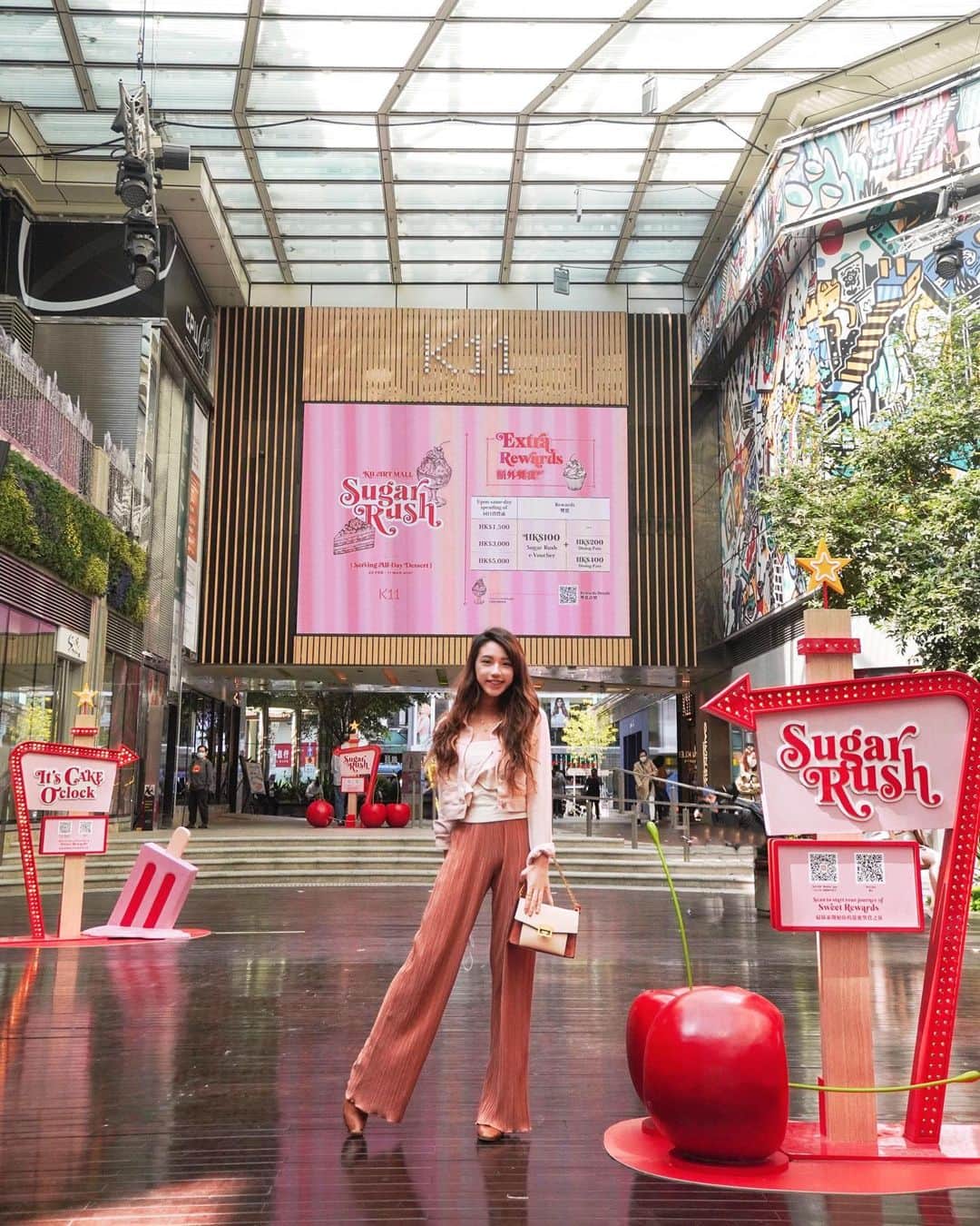 Moanna S.さんのインスタグラム写真 - (Moanna S.Instagram)「Tea Express Bar by Jrink is my go-to place for tea drinks in Tsim Sha Tsui! 💃🏻 Packed with the freshest fruits, their @tebbyjrink Jrinkexpress fruitea is made with farm to table ingredients and japanese tea leaves.🌱  My other favorite drinks are their strawberry bon bon🍓, matcha frappe with mochi 🍵& orange matcha🍊! They’re doing a Buy 1 Get 1 Free promotion right now together With the Sugar Rush campaign at @k11artmall .  🍭From 22 Feb – 11 Mar 2021 K11 Art Mall is hosting “Sugar Rush” – a campaign to share sweet and loving moments and experiences to cherish with all. Take the Sweet Passes using the 「K11 HK」App , you can enjoy sweet deals including Buy 1 Get 1 Free for cakes and treats and a free dessert at any dine-in. AND you will receive a HK$100 dessert voucher upon same-day spending of HK$1,500 at K11 Art Mall to satisfy your sweet tooth!🍬  #K11ArtMall #K11SugarRush」2月26日 21時31分 - moannaxdessire