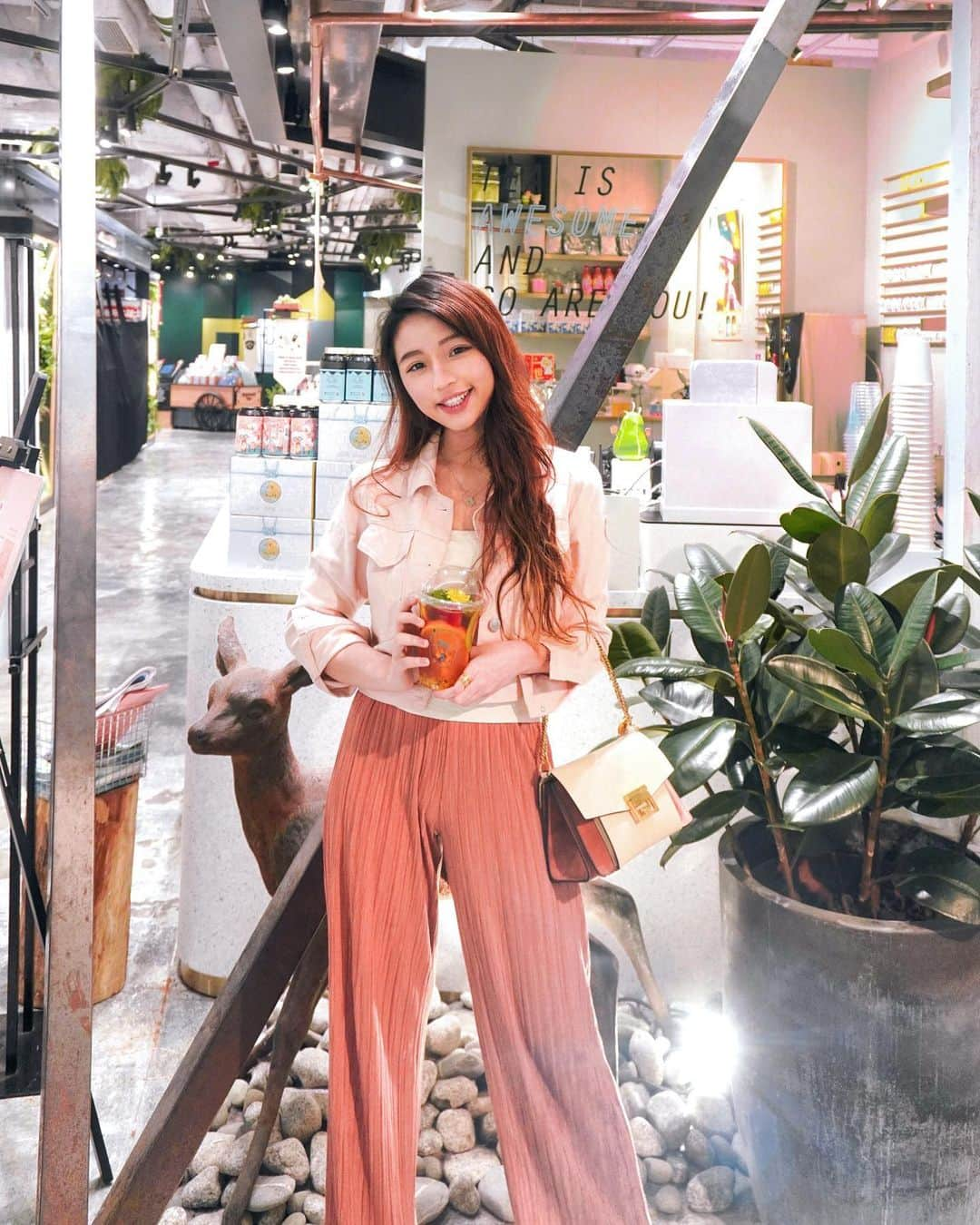 Moanna S.のインスタグラム：「Tea Express Bar by Jrink is my go-to place for tea drinks in Tsim Sha Tsui! 💃🏻 Packed with the freshest fruits, their @tebbyjrink Jrinkexpress fruitea is made with farm to table ingredients and japanese tea leaves.🌱  My other favorite drinks are their strawberry bon bon🍓, matcha frappe with mochi 🍵& orange matcha🍊! They’re doing a Buy 1 Get 1 Free promotion right now together With the Sugar Rush campaign at @k11artmall .  🍭From 22 Feb – 11 Mar 2021 K11 Art Mall is hosting “Sugar Rush” – a campaign to share sweet and loving moments and experiences to cherish with all. Take the Sweet Passes using the 「K11 HK」App , you can enjoy sweet deals including Buy 1 Get 1 Free for cakes and treats and a free dessert at any dine-in. AND you will receive a HK$100 dessert voucher upon same-day spending of HK$1,500 at K11 Art Mall to satisfy your sweet tooth!🍬  #K11ArtMall #K11SugarRush」