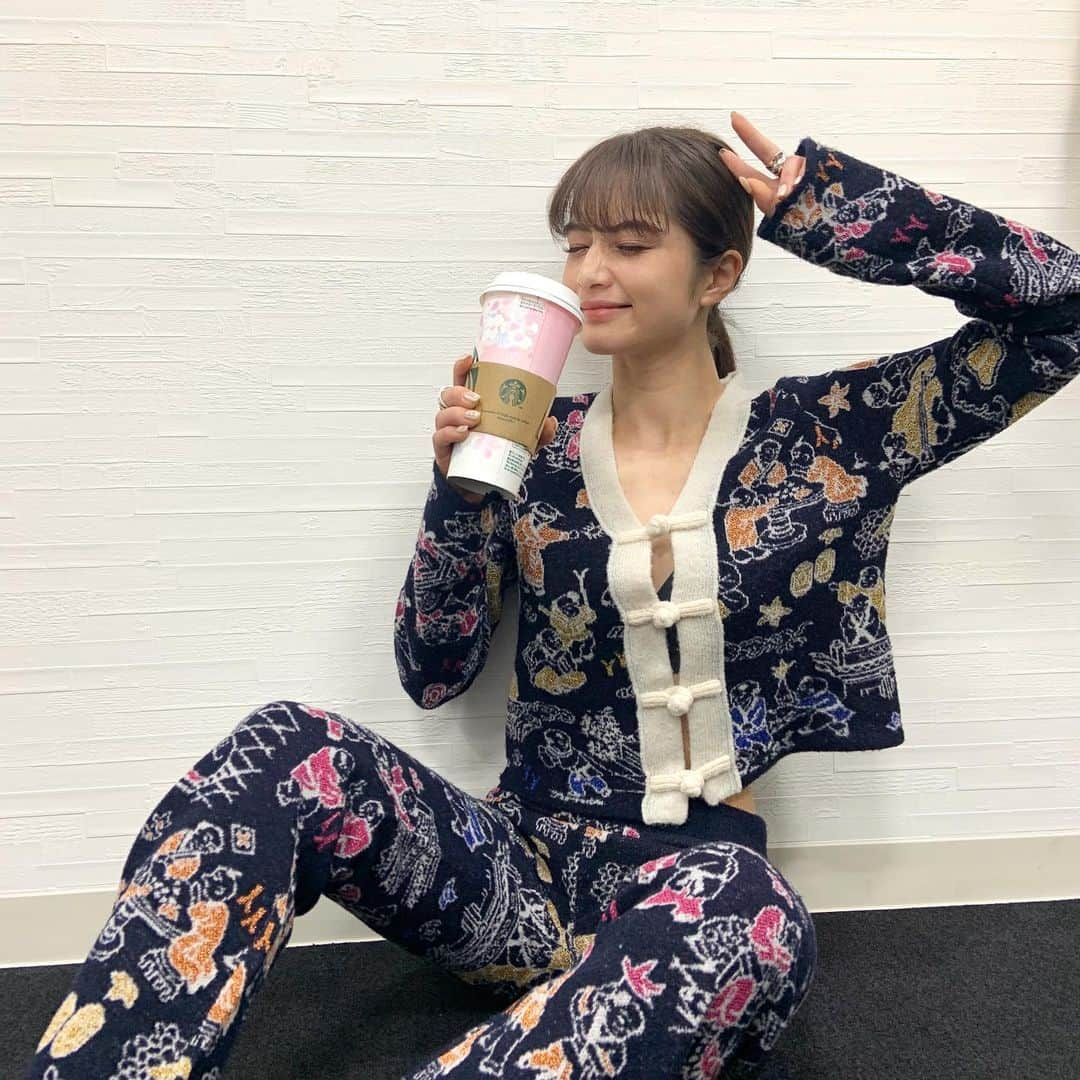 Takiさんのインスタグラム写真 - (TakiInstagram)「Coffee all day everyday 🙃 Coffee だいすき　🙃 Outfit from : @yanyanknits ❣️ @lydia_creativeagency @minakolydiahonda」2月26日 21時31分 - taki_faky