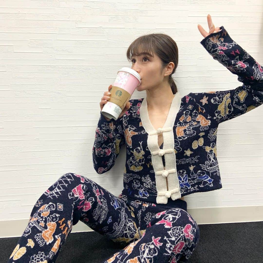 Takiさんのインスタグラム写真 - (TakiInstagram)「Coffee all day everyday 🙃 Coffee だいすき　🙃 Outfit from : @yanyanknits ❣️ @lydia_creativeagency @minakolydiahonda」2月26日 21時31分 - taki_faky