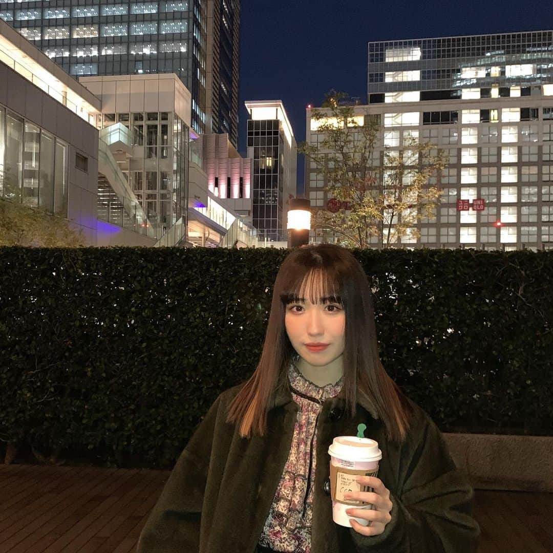 栗原えみるさんのインスタグラム写真 - (栗原えみるInstagram)「🏙 #sinjuku #starbucks #starbuckscoffee #zara #jeanasis #followｍe #code #idol #小花柄 #ブラウスコーデ #イヤリングカラー #アイドル」2月26日 21時32分 - mir_0216