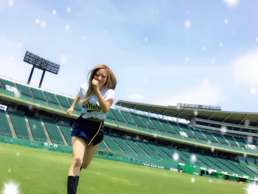 のインスタグラム：「.﻿ プロ野球開幕まであと1ヶ月🔥﻿ 来月からはオープン戦も始まりますね♩﻿ ﻿ ﻿ 応援の準備は出来ていますか？？﻿ ﻿ ﻿ あ〜〜もう﻿ 考えただけでわくわくしてきます🤤💭﻿ ﻿ ﻿ ﻿ ちなみにこの写真は4年前です。(笑)﻿ 2017年です。﻿ ﻿ 無邪気過ぎて笑える🤣﻿ ﻿ ﻿ ﻿ #野球好き #オリックス #Bs2021 #野球女子﻿ #BsGirls #野球 #バファローズ #orixbuffaoes﻿ #baseball #プロ野球 #ORIX #buffaloes﻿ #オリックスバファローズ #avex #💜」