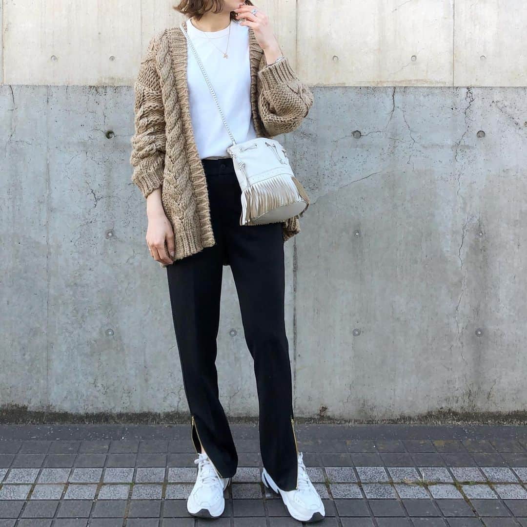mmk__56のインスタグラム：「2021.2.26 . . スリットパンツにハイテクスニーカー合わせ👟 スニーカー欲しいなぁ〜🌿 . パンツ… @damefrank_official  バッグ… @jandmdavidson  スニーカー… @niketokyo」