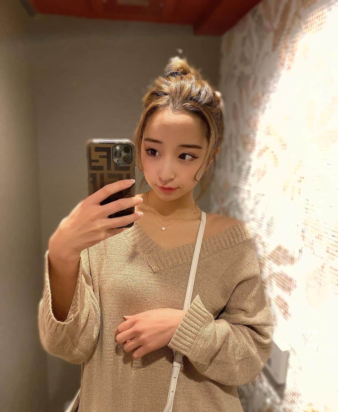 石田みかのインスタグラム：「. . お団子か巻きおろしかの2択が多いんだけど お団子してるといつも社長に "中国のフィギュアスケートやってる子供" って言われます⛸⛸⛸ . . さー、いつも週末食べすぎちゃうから 明日はコンブチャで調整するぞー😭✊ . . . #ラウンドガール #筋トレ女子 #ダイエット生活 #グラマラスボディ #美尻トレーニング #ジム活 #ジムウェア #トレーニングメニュー #ボディメイク女子 #スクワット #ウェイトトレーニング #体重公開 #減量メニュー #キックボクシング #ボクシング女子 #japanesegirl #japanese #tokyo #日本女孩 #我的最愛」