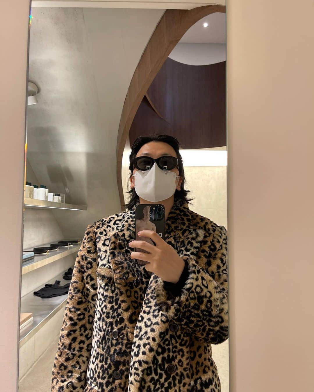 イ・ドンフィさんのインスタグラム写真 - (イ・ドンフィInstagram)「Fakefur man of oneday.」2月26日 21時37分 - dlehdgnl