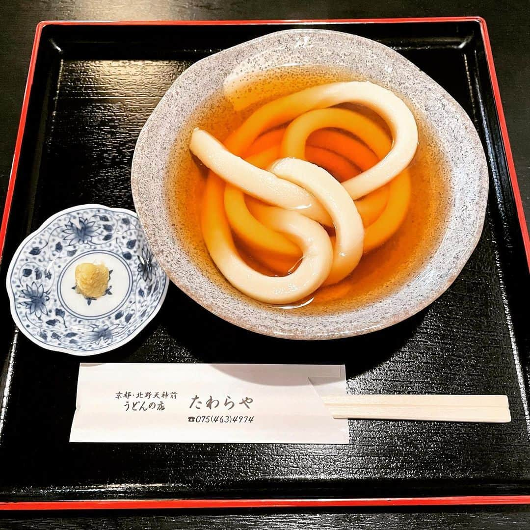 DJ AIKO 62さんのインスタグラム写真 - (DJ AIKO 62Instagram)「いつか食べてみたいと思っていた、たわらやさんの「名物たわらやうどん」！  見たまんまですが、極太うどんです。写真で見るよりも量は控えめ😅丼のセットにすればよかった…と後悔するも遅し。午後は早々に腹ペコでした💦  でもとっても美味しかったです。 なんか縁起もいい感じがしてね😌  #ごちそうさまでした  #たわらやうどん  #北野天満宮ランチ #うどん #おうどん #京都ランチ #京都散歩 #食べてみたかったシリーズ  #djaiko62  #極太うどん」2月26日 21時38分 - djaiko62